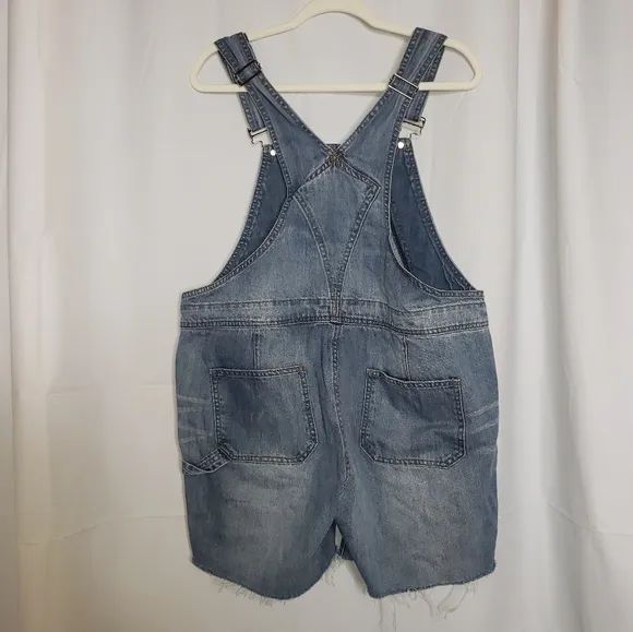 CITY CHIC DENIM DISTRESSED STONEWASHED OVERALL SHORTS SIZE 14