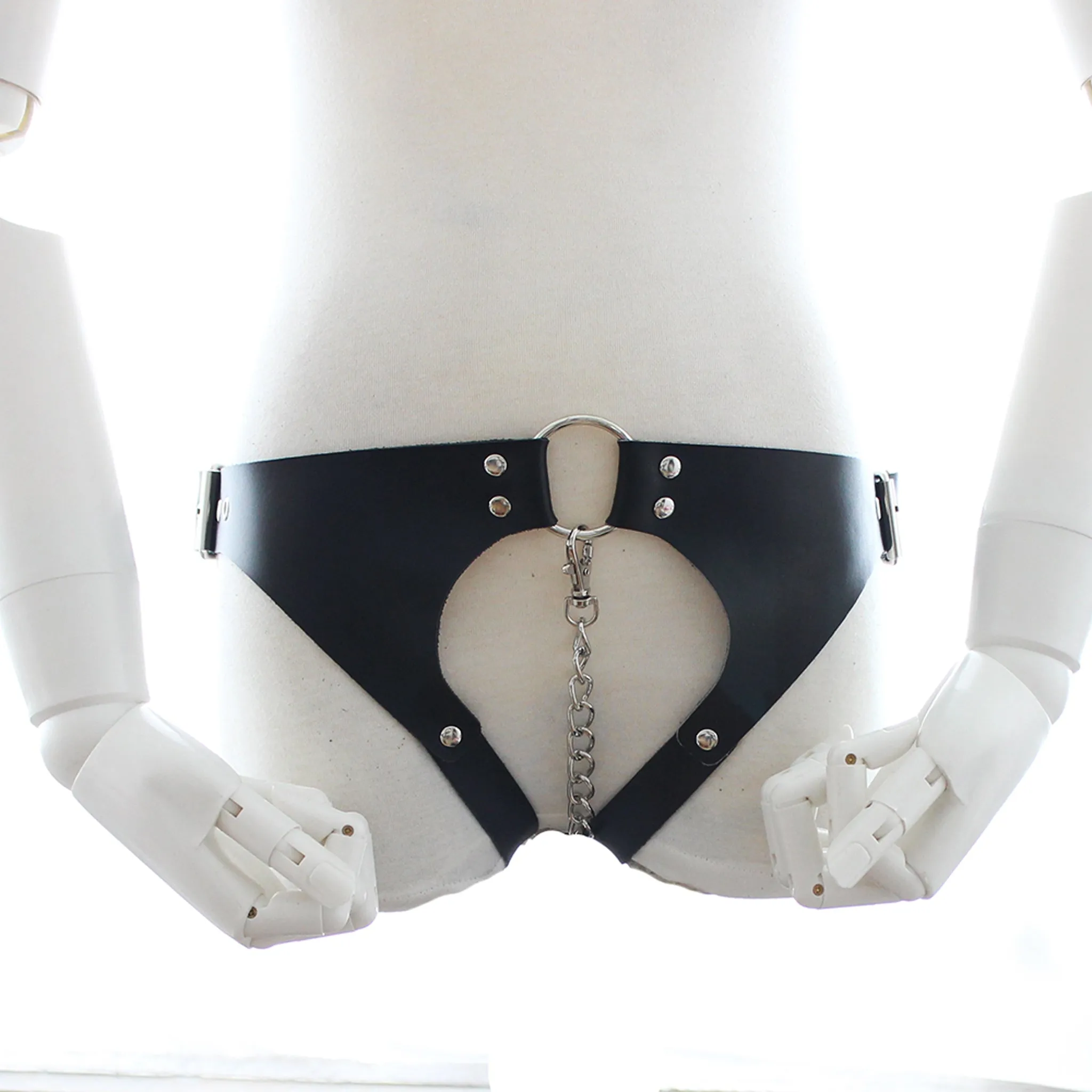 Fixxx - Fetish Damesslipje met Ketting Door Kruis - PU-Leer - One Size - Verstelbaar - Zwart