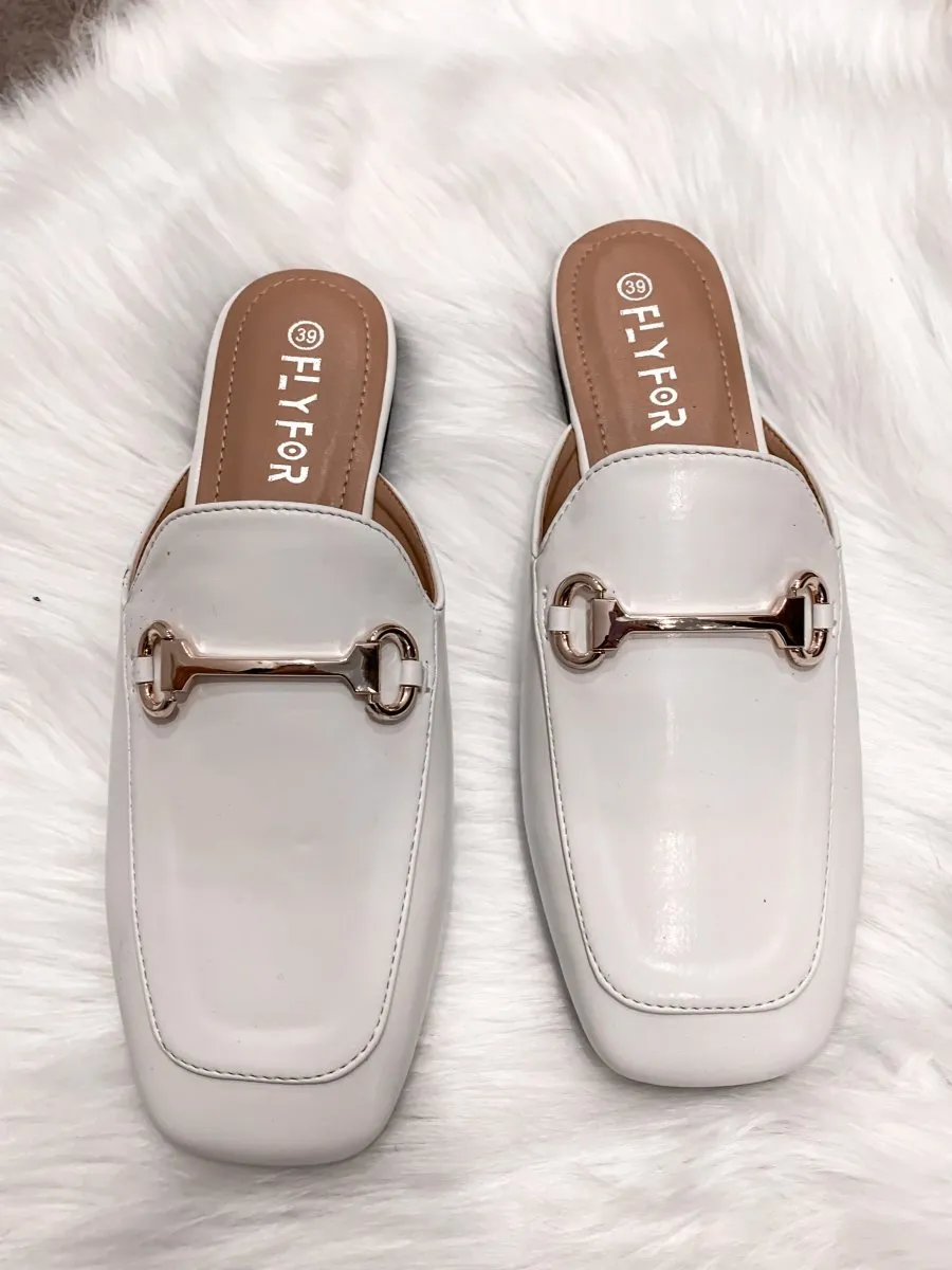 Mules bianche con morsetto