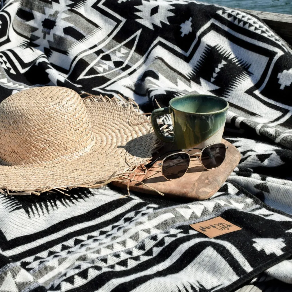 Tulcan Reversible Blanket  //  Black/Cream/Beige/Grey