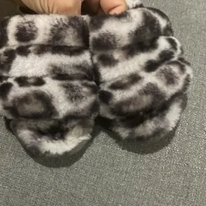 Ugg kids Fluff Yeah Slide Panther Gray Black Print Slides